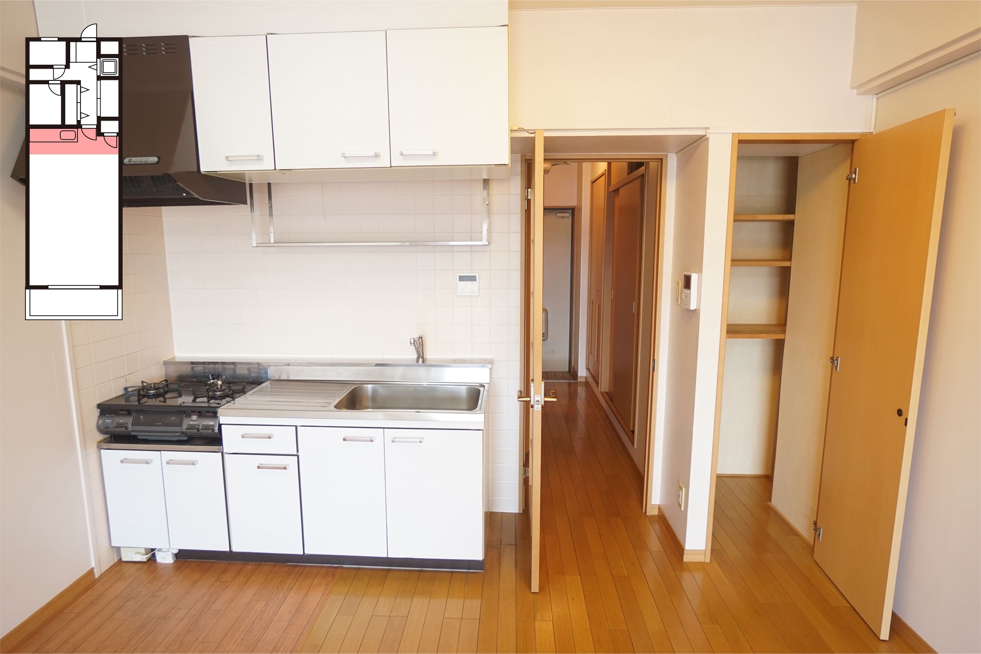 玄関から部屋への続く廊下