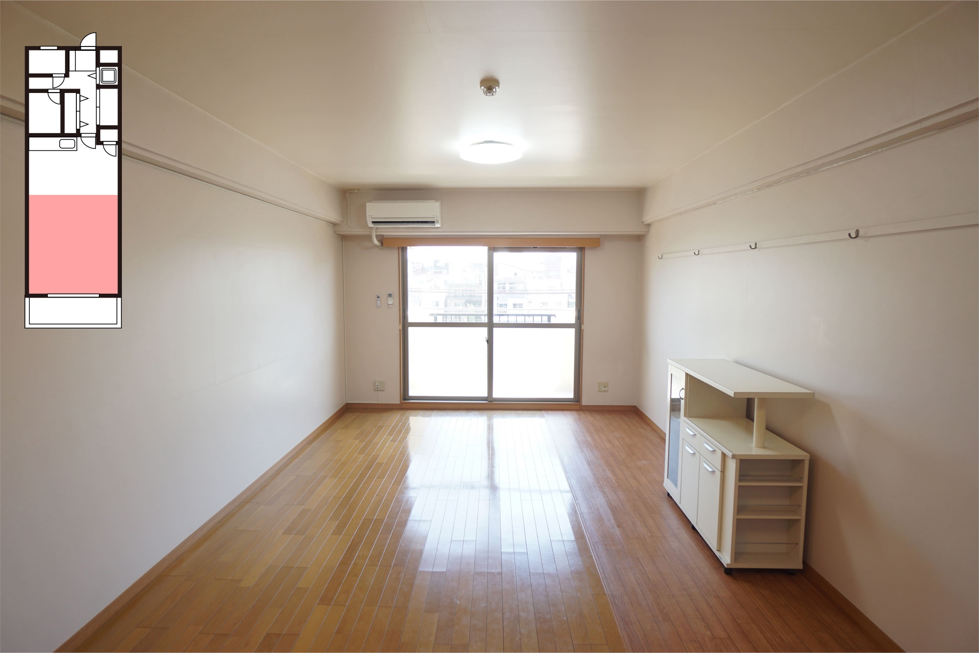 廊下の左側に設置されたキッチン